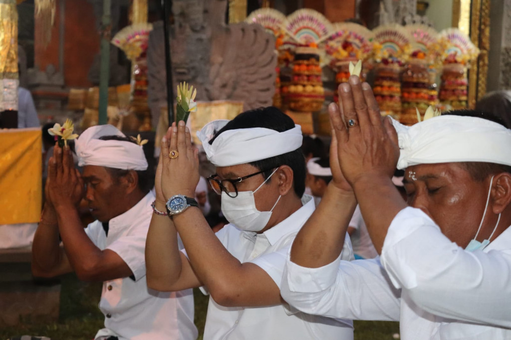 Sekda Adi Arnawa Hadiri Karya Ngeratep, Melaspas lan Pasupati Ida Bhatara Tapakan Ratu Gede